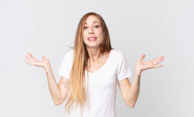 Oldukça zayıf bir kadın şaşkın ve kafası karışık, şüpheci, farklı seçenekleri tartıyor ya da komik bir ifadeyle seçiyor.