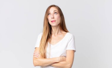 Şüphe eden ya da düşünen, dudağını ısıran, kendine güveni olmayan ve gergin bir kadın.