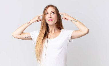 Oldukça zayıf bir kadın, kafası karışık ya da şüpheci, bir fikre odaklanmış, çok düşünüyor, kenarda boşluğu kopyalamak istiyor.