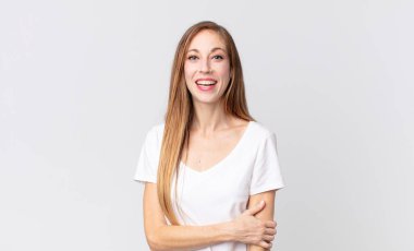 Oldukça zayıf bir kadın utangaç ve neşeli bir şekilde gülüyor, arkadaş canlısı ve olumlu ama güvensiz bir tavırla.