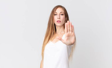 Oldukça zayıf bir kadın ciddi, sert, hoşnutsuz ve kızgın görünüyor.