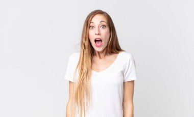 Oldukça zayıf bir kadın şok olmuş ya da şaşırmış görünüyor, ağzı açık bir şekilde 