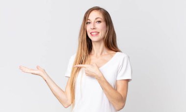 Gülümseyen, mutlu, kaygısız ve tatmin olmuş bir kadın. Fotokopi alanındaki konsepte ya da fikre işaret ediyor.