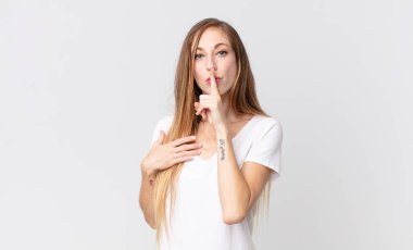 Oldukça zayıf bir kadın ciddi görünüyor ve parmaklarını dudaklarına bastırıp sessizlik ya da sessizlik talep ediyor, sır saklıyor.