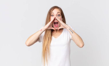 Oldukça zayıf bir kadın mutlu, heyecanlı ve pozitif hissediyordu. Elleri ağızda, bağırıyordu.