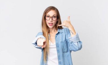 Oldukça zayıf bir kadın neşeli bir şekilde gülümsüyor ve kamerayı işaret ediyor. Daha sonra seni arıyor, telefonla konuşuyor.