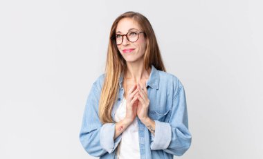 Oldukça zayıf bir kadın gururlu, yaramaz ve kibirli. Şeytani bir plan kurarken ya da bir numara düşünürken.