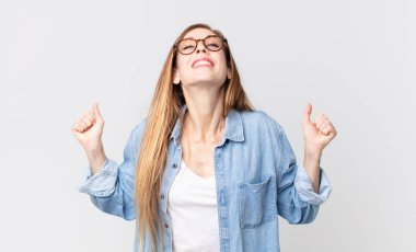 Oldukça zayıf bir kadın oldukça mutlu ve şaşırmış görünüyor, başarıyı kutluyor, bağırıyor ve zıplıyor.