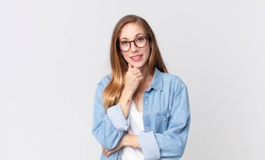 Oldukça zayıf bir kadın gülümsüyor, hayattan zevk alıyor, mutlu, arkadaş canlısı, tatmin olmuş ve tasasız.