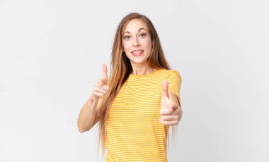 Oldukça zayıf bir kadın kendini mutlu, havalı, tatmin olmuş, rahat ve başarılı hissediyor, kameraya bakıyor, seni seçiyor.