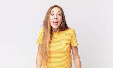 Büyük, dostane, kaygısız bir gülümsemesi olan oldukça zayıf bir kadın. Olumlu, rahat ve mutlu görünüyor. Ürpertici.