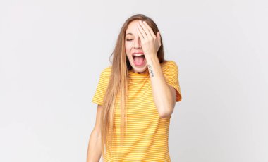 Çok zayıf bir kadın gülüyor ve alnına şaplak atıyor. Unuttum ya da aptalca bir hataydı. 