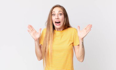 Şaşırmış ve şaşkın bakan oldukça zayıf bir kadın, inanılmaz bir şey fark ettiğinde çene şaşkın ve şaşkın