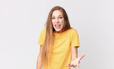 Oldukça zayıf bir kadın kızgın, sinirli ve hayal kırıklığına uğramış görünüyor. Senin neyin var? 