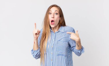 Oldukça zayıf bir kadın gururlu ve şaşırmış, kendine güvenen, kendini bir numara gibi hisseden.