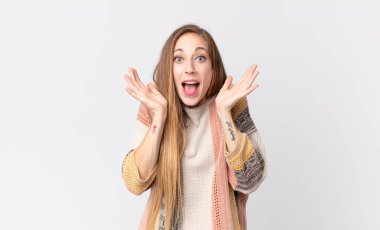 Beklenmedik bir sürpriz yüzünden şaşkın, heyecanlı, gülen, şaşkın ve mutlu bir kadın.