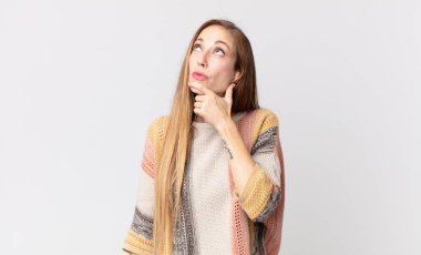 Oldukça ince düşünen, kuşkulu ve kafası karışık, farklı seçenekleri olan, hangi kararı vereceğini merak eden bir kadın.