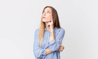 Yoğunlaşmış bakışlı, şüpheli bir ifadeyle, yukarı ve yana bakan oldukça zayıf bir kadın.