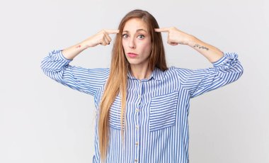 Ciddi ve konsantre görünümlü, beyin fırtınası yapan ve zorlu bir sorunu düşünen oldukça zayıf bir kadın.