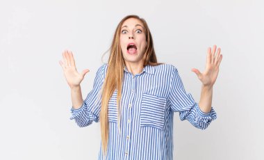 Oldukça zayıf bir kadın sersemlemiş ve korkmuş hissediyor. Korkutucu bir şeyden korkuyor. Elleri açık ve uzak dur diyor.