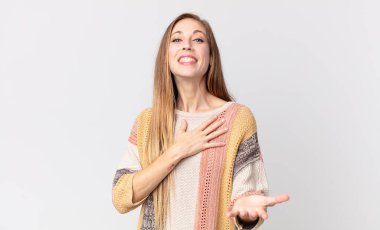 Oldukça zayıf bir kadın mutlu ve aşık, bir eli kalbinin yanında gülümsüyor ve diğer eli önde uzanıyor.