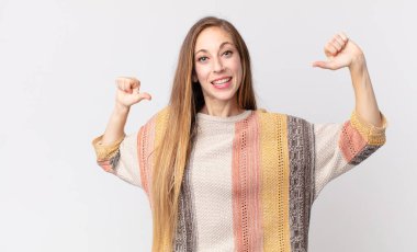 Oldukça zayıf bir kadın gururlu, kibirli ve kendinden emin, tatmin olmuş ve başarılı görünüyor, kendini işaret ediyor.