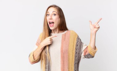 Oldukça zayıf bir kadın. Neşeli ve şaşırmış. Şok olmuş bir ifadeyle gülümsüyor.