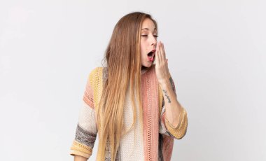 Oldukça zayıf bir kadın sabahın erken saatlerinde uyanıyor, uykulu, yorgun ve sıkkın görünüyor.