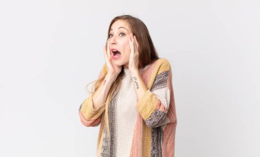 Oldukça zayıf bir kadın, mutlu, heyecanlı ve şaşırmış hissediyor, iki eli yüzü yana bakıyor.