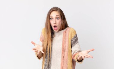 Oldukça zayıf bir kadın şok olmuş ve şaşırmış, endişeli ve paniklemiş, stresli ve korkmuş bir bakışla