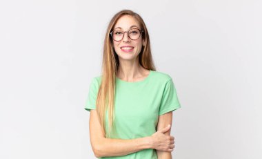 Oldukça zayıf bir kadın utangaç ve neşeli bir şekilde gülüyor, arkadaş canlısı ve olumlu ama güvensiz bir tavırla.