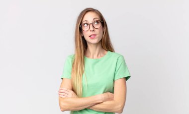 Şüphe eden ya da düşünen, dudağını ısıran, kendine güveni olmayan ve gergin bir kadın.