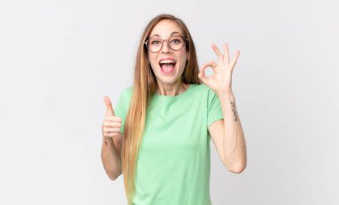 Oldukça zayıf bir kadın kendini mutlu, şaşkın, tatmin olmuş ve şaşırmış hissediyor.