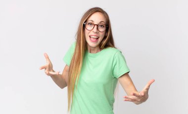 Mutlu, kibirli, gururlu ve kendini beğenmiş, kendini bir numara gibi hisseden zayıf bir kadın.