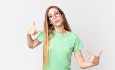 Oldukça zayıf bir kadın gururlu, kibirli, mutlu, şaşırmış ve tatmin olmuş görünüyor, kendini gösteriyor, kazanan gibi hissediyor.