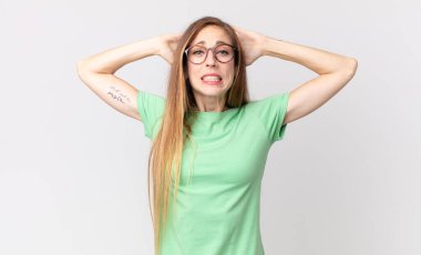 Oldukça zayıf bir kadın kendini stresli, endişeli, endişeli ya da korkmuş hissediyordu. Elleri başının üstünde, hatayla panikliyordu.