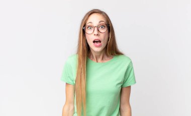 Oldukça zayıf bir kadın şok olmuş ya da şaşırmış görünüyor, ağzı açık bir şekilde 