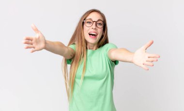 Güzel, zayıf bir kadın, neşeli, samimi, sevgi dolu bir kucaklama veriyor, mutlu ve sevimli hissediyor.