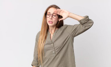 Stresli, yorgun ve hayal kırıklığına uğramış, alnından ter damlayan, umutsuz ve bitkin hisseden bir kadın.