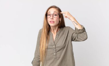 Kafası karışmış, kafası karışmış, deli, deli ya da aklını kaçırmış bir kadın.