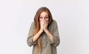 Oldukça zayıf bir kadın endişeli, umutlu ve dindar, sadık bir şekilde avuç içiyle dua ediyor, af diliyor.