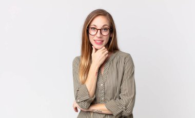 Oldukça zayıf bir kadın gülümsüyor, hayattan zevk alıyor, mutlu, arkadaş canlısı, tatmin olmuş ve tasasız.