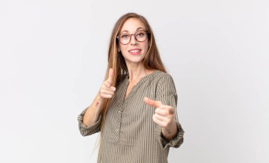 Oldukça zayıf bir kadın kendini mutlu, havalı, tatmin olmuş, rahat ve başarılı hissediyor, kameraya bakıyor, seni seçiyor.