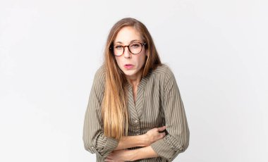 Oldukça zayıf bir kadın endişeli, hasta, hasta ve mutsuz hissediyor. Ağrılı bir mide ağrısı veya grip geçiriyor.