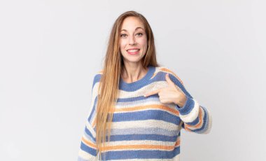 Oldukça zayıf bir kadın mutlu, gururlu ve şaşırmış görünüyor, neşeli bir şekilde kendini gösteriyor, kendinden emin ve yüce hissediyor.