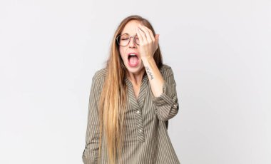 Oldukça zayıf bir kadın uykulu görünüyor, sıkılmış ve esniyor, baş ağrısı ve yüzünün yarısını kaplayan bir eliyle