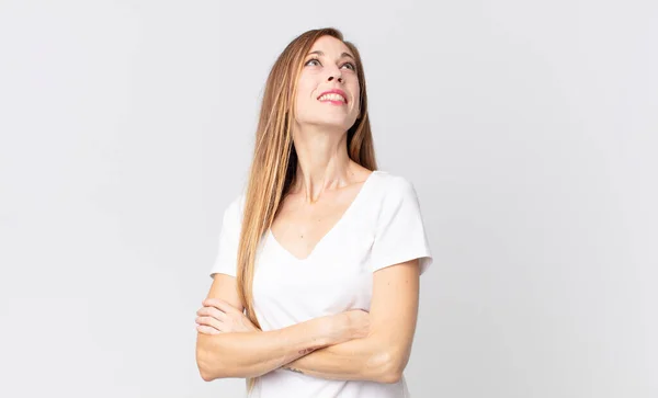 Mujer Bastante Delgada Sintiéndose Feliz Orgullosa Esperanzada Preguntándose Pensando Mirando — Foto de Stock