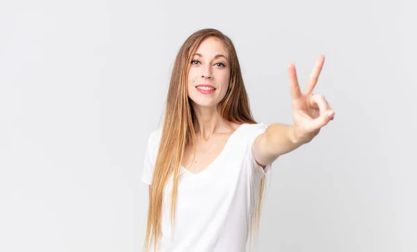 Mujer Muy Delgada Sonriendo Mirando Feliz Despreocupada Positiva Haciendo Gestos —  Fotos de Stock