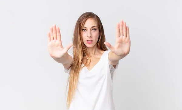 Mujer Muy Delgada Que Parece Seria Infeliz Enojada Disgustada Prohibiendo —  Fotos de Stock