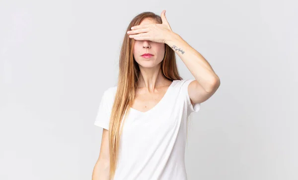 Mujer Muy Delgada Cubriendo Los Ojos Con Una Mano Sintiéndose —  Fotos de Stock